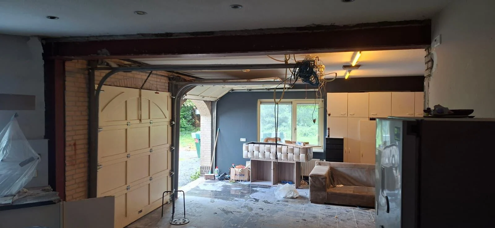 Eigen project in Aerdenhout: een brede opening met zichtbare stalen ligger tijdens de uitvoering.