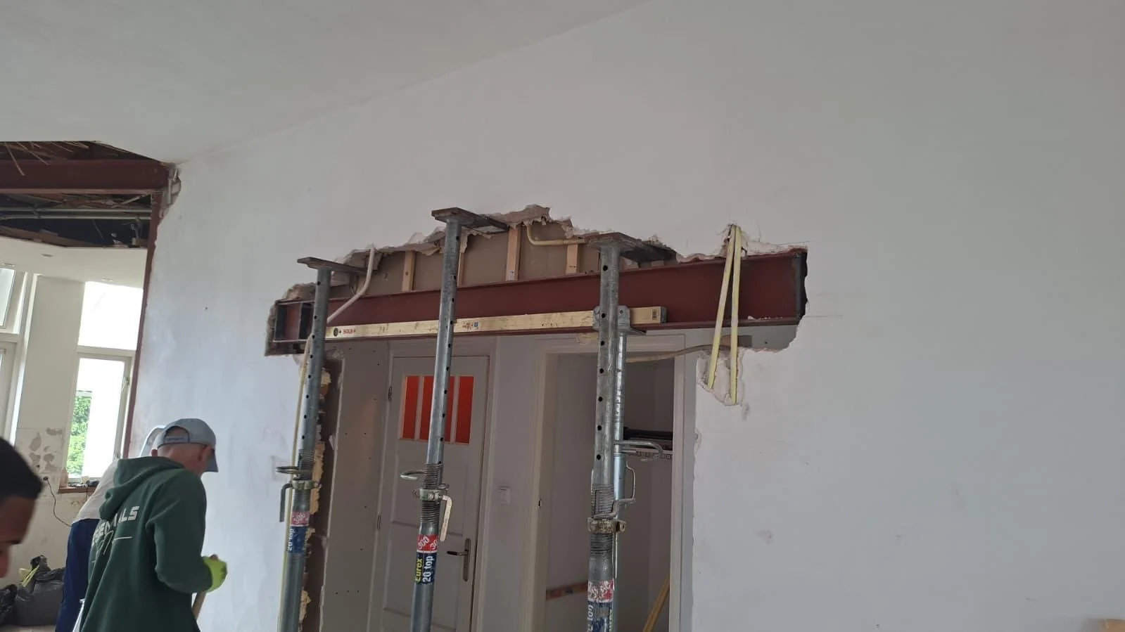 Noordwijk: binnenwand met een nieuwe doorgang en zichtbaar staal boven de opening.