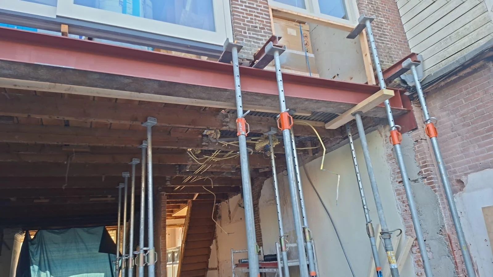 Rotterdam: stalen ligger bij de open achtergevel, met houten balken erboven.